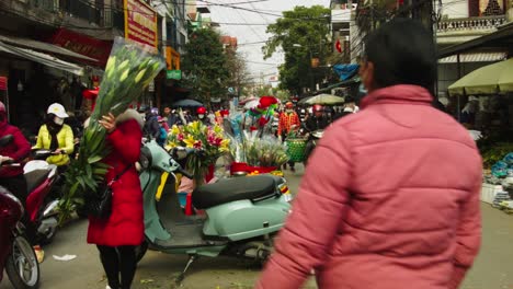 Static-shot-of-a-crowded-street-market-in-downtown-Lang-Son-with-vendors-in-the-middle