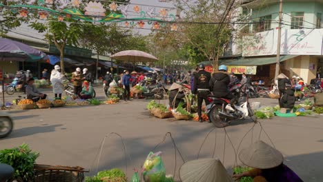 Static-shot-of-people-stopping-to-look-at-the-fresh-produce-on-offer-in-Lang-Son