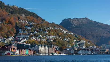 Beautiful-sunny-autumn-day-in-Bergen,-Norway,-seeing-Unesco-World-Heritage-site-Bryggen,-Mount-Ulriken-and-the-funicular-to-Mount-Fløyen-as-well-as-the-boat-life-in-the-harbor