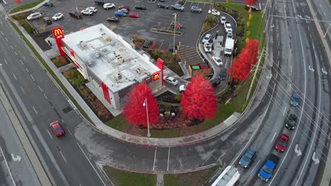 McDonald&#39;s-Antenne-Bei-Sonnenaufgang-Während-Der-Frühlingssaison