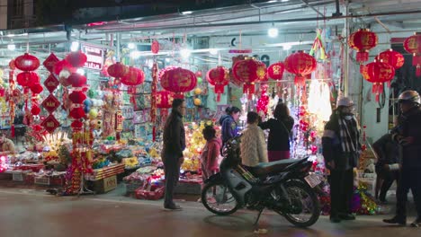 Toma-Estática-De-Clientes-Mirando-Las-Luces-Brillantes-Y-Las-Linternas-A-La-Venta