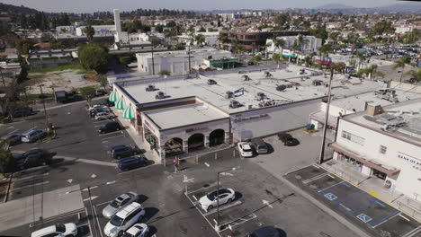 Eine-Drohnenaufnahme-Aus-Der-Nähe-Des-Star-Ballroom-Dance-Studios-Im-Monterey-Park-Am-Morgen-Nach-Der-Massenerschießung