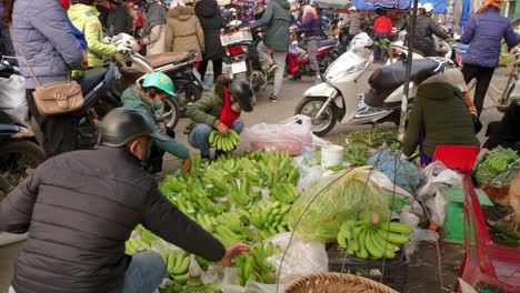 Statischer-Schuss-Von-Hellen-Unreifen-Bananen,-Die-Auf-Den-Lang-Son-Straßenmärkten-Verkauft-Werden