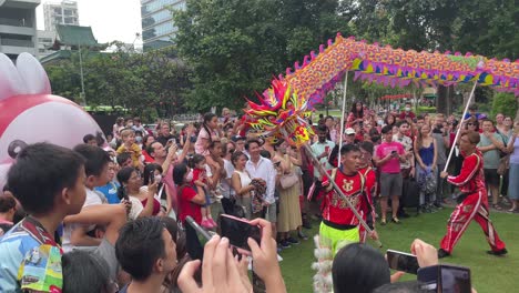 Grupo-De-Espectadores-Viendo-Un-Espectáculo-De-Danza-Del-Dragón-Celebrando-Felizmente-El-Año-Nuevo-Chino-En-El-Salón-Conmemorativo-Sun-Yat-Sen-Nanyang,-También-Conocido-Como-Wan-Qing-Yuan,-Singapur