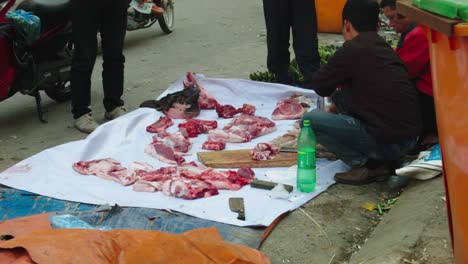 Toma-Estática-Del-Dueño-Del-Puesto-Cortando-Y-Vendiendo-Carne-Cruda-En-Los-Mercados-De-Lang-Son