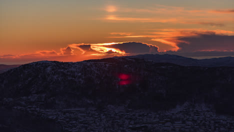 Wunderschöner-Sonnenuntergang-Hinter-Schneebedeckten-Bergen-In-Der-Nähe-Der-Stadt