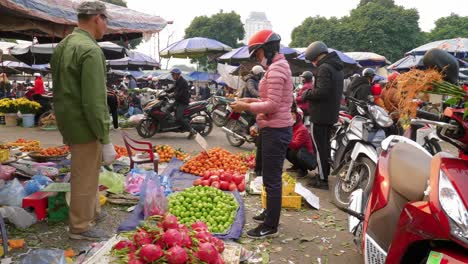 Static-shot-of-a-customer-buying-fresh-produce-from-a-street-market-in-Lang-Son