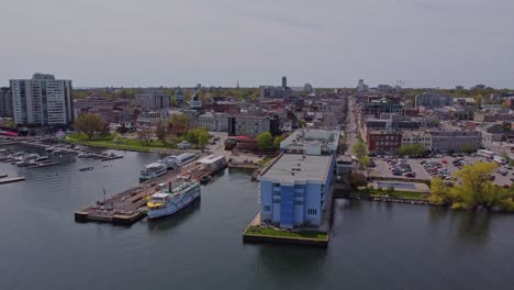 Frente-Al-Mar-Aéreo-De-Kingston-Ontario-Durante-El-Verano