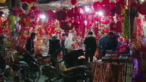 Static-shot-of-customers-looking-at-lanterns-for-new-years-in-Lang-Son