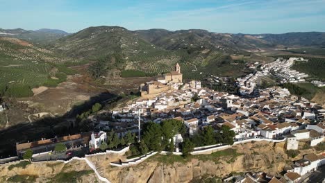 Iznajar-Weißes-Bergdorf-Und-Burg-In-Andalusien,-Spanien---Antenne-4k