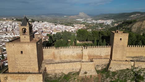 Fortaleza-De-Antequera-Y-Bandera-Ondeante-Española-En-Andalucía,-España---Tiro-Circular-Aéreo-De-4k