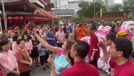 La-Gente-Se-Amontonó-Y-Vislumbró-A-La-Segunda-Ministra-De-Singapur,-Josephine-Teo,-En-El-Muy-Esperado-Evento-De-Iluminación-De-Las-Calles-Del-Año-Nuevo-Chino-En-El-Barrio-Chino-De-Singapur