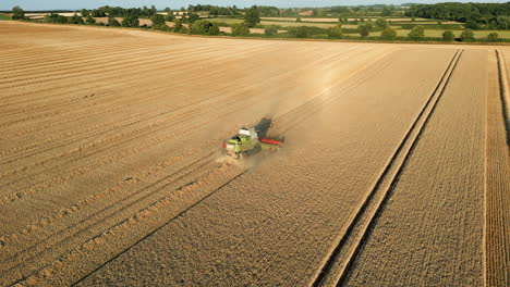 Aufbau-Einer-Drohnenaufnahme-Der-Rückseite-Des-Claas-Mähdreschers-Zur-Goldenen-Stunde