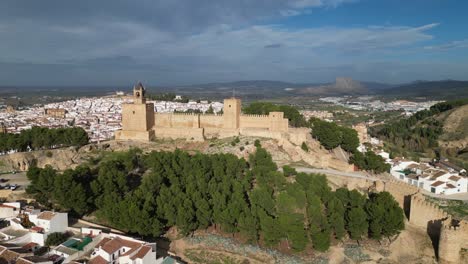 Fortaleza-De-Antequera-Y-Paisaje-Urbano-En-Andalucía,-España---Antena-4k