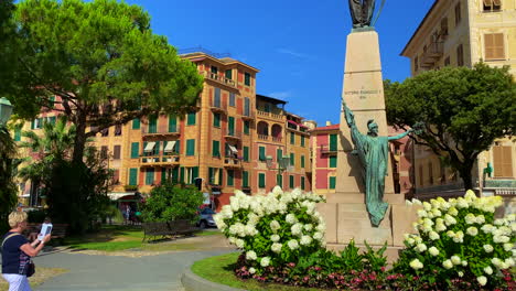 Toma-Panorámica-Del-Monumento-Y-La-Toma-De-Fotografías-Turísticas,-Santa-Margherita,-Italia