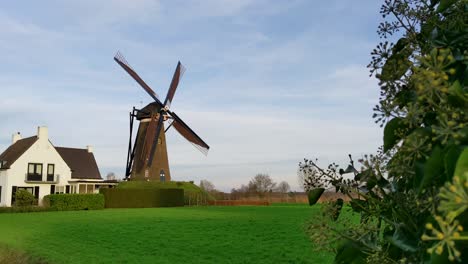 Holländische-Traditionelle-Windmühle,-Die-Ihre-Flügel-Auf-Dem-Land-In-Den-Niederlanden-Bewegt