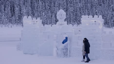 Turistas-En-El-Lago-Louise,-Parque-Nacional-Banff,-Patinaje-Sobre-Hielo,-4k