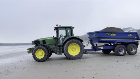 Arbeiter-Des-Cork-County-Council-Entfernen-Nach-Einigen-Windigen-Und-Nassen-Tagen-Sand-Von-Der-Straße-Und-Lagern-Ihn-Am-Strand-Ab