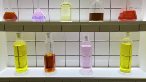 Chemiegestell-Mit-Substanzen-In-Fläschchen-Auf-Der-Marokko-Pavillon-Expo-Dubai-2020