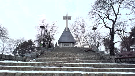 Toma-En-Movimiento-Del-Monumento-De-La-Cruz-De-Los-Héroes-En-Cluj-Napoca-En-Rumania-De-Invierno