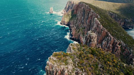 Cape-Hauy-Drone-Flying-over-Cliffs-in-Tasmania,-Australia
