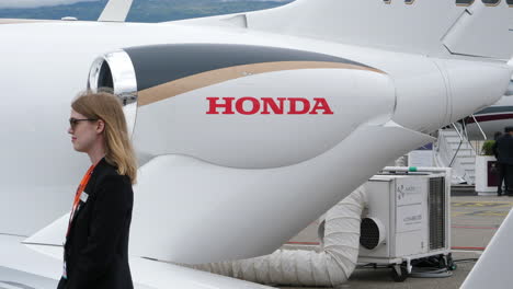 Hondajet-Ha-420,-Nahaufnahme-Des-über-Dem-Flügel-Montierten-Motors,-Ge-Honda-Hf120