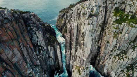 Cape-Hauy-Drone-Closeup-Downward-Pan-View-in-Tasmania,-Australia