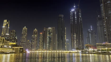 Hermoso-Reflejo-Del-Paisaje-Urbano-De-La-Fuente-De-Dubai-Visto-En-La-Noche