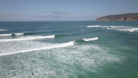 Hombre-Surfista-Surfeando-Perfectas-Olas-Del-Océano-Drone-Toma-Aérea-En-Guincho-Spot-En-Día-Soleado