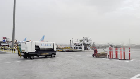 Flughafenlogistik-Dubai,-Müllautos-Und-Reinigung-Für-Flugzeuge-Und-Ausreißer
