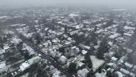 Pequeña-Ciudad-En-América-Durante-La-Tormenta-De-Nieve-En-Invierno
