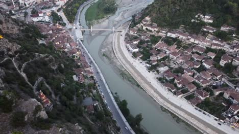 Sonnenuntergang-Luftaufnahme-Der-Stadt-Berat,-Albanien