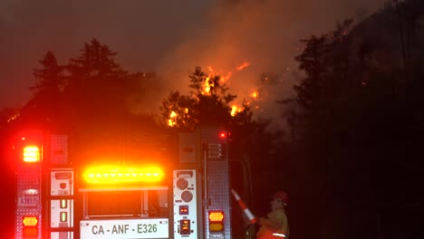 Los-Bomberos-Se-Preparan-Para-Combatir-El-Incendio