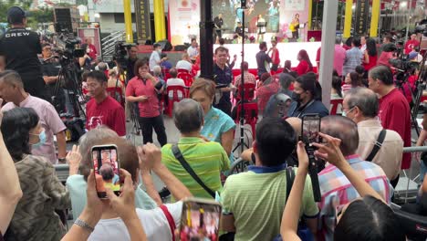 La-Gente-Da-La-Bienvenida-A-La-Llegada-De-La-Segunda-Ministra-De-Singapur,-Josephine-Teo,-Al-Tan-Esperado-Evento-De-Iluminación-De-Las-Calles-Del-Año-Nuevo-Chino-En-El-Barrio-Chino-De-Singapur