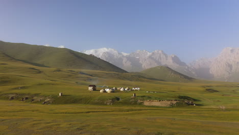 Tiro-De-Dron-Giratorio-De-Un-Campamento-De-Yurtas-Cerca-Del-Río-Kurumduk-En-Kirguistán