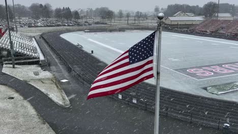 Amerikanische-Flagge,-Die-Während-Des-Schneesturms-An-Der-High-School-In-Amerika-Weht
