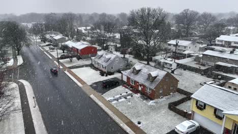 Quaint-American-homes-during-Christmas-time-snowstorm