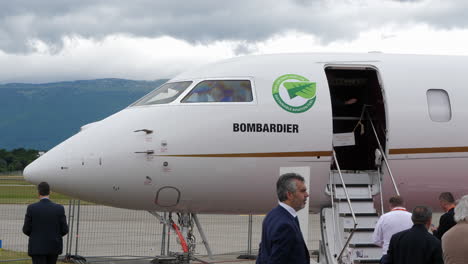 Visitantes-De-La-Convención-De-Aviación-De-Negocios-A-Bordo-Del-Avión-Global-Bombardier-7500