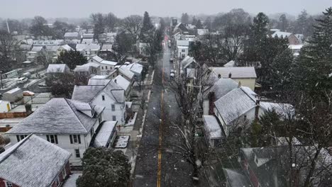 Schneesturm-über-Amerikanische-Kleinstadt