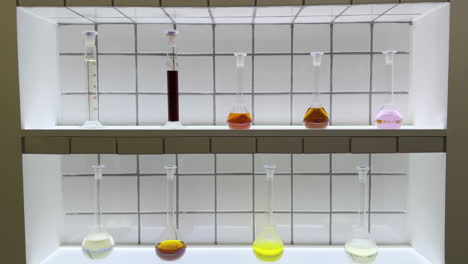 Glasfläschchen-Mit-Verschiedenen-Substanzen-Im-Marokkanischen-Pavillon-Auf-Der-Expo-Dubai-2020