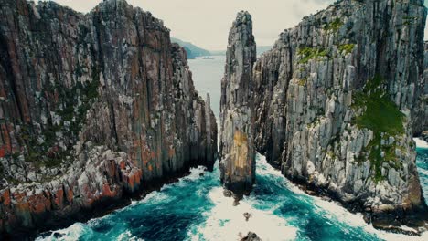 Cape-Hauy-Lookout-Front-View-Drone-Pan-in-Tasmania,-Australia