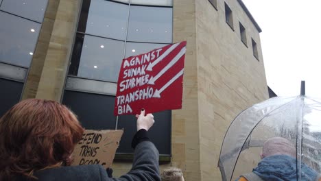 Ein-Transgender-Aktivist,-Der-Ein-Selbstgemachtes-Politisches-Schild-Hochhält