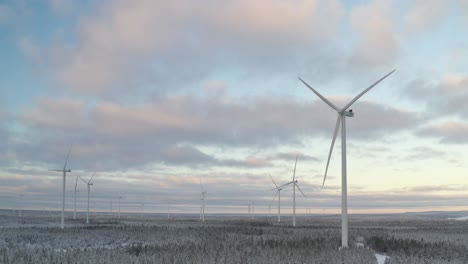 Paisaje-De-Parques-Eólicos-Durante-El-Invierno-En-Europa,-Vista-Panorámica-Aérea-De-Una-Planta-De-Generación-De-Energía-Eólica