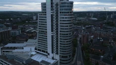 Steigende-Gründungsdrohnenaufnahme-Des-Wolkenkratzers-Von-Bridgewater-Place-Leeds-City-Centre-Zur-Blauen-Stunde-Bei-Schwachem-Licht-West-Yorkshire