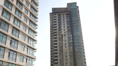 Muévete-Lentamente-Más-Allá-De-La-Pared-Para-Revelar-Los-Apartamentos-Residenciales-Emaar-Ubicados-En-Crescent-Bay,-Karachi