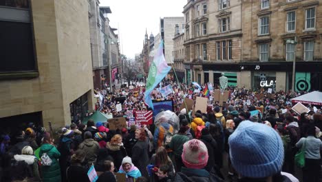 Eine-Große-öffentliche-Menge-Bei-Einer-Pro-trans-kundgebung-In-Glasgow