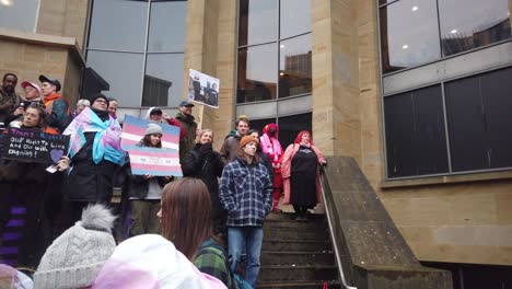 Personas-Sosteniendo-Pancartas-En-Un-Mitin-Pro-transgénero-En-Glasgow
