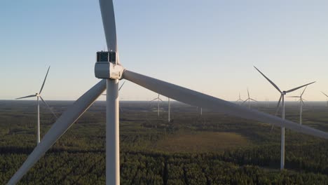 Vista-Trasera-De-Una-Turbina-Eólica-Que-Produce-Energía-En-Un-Parque-Eólico,-Toma-De-Un-Paisaje-Panorámico