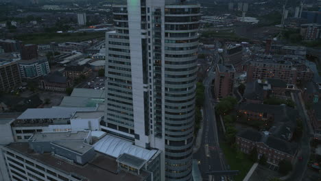 Tire-Hacia-Atrás-Estableciendo-Una-Toma-De-Drones-Del-Rascacielos-Bridgewater-Place-En-El-Centro-De-La-Ciudad-De-Leeds-Con-Poca-Luz-En-La-Hora-Azul-West-Yorkshire,-Reino-Unido