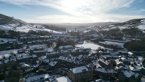 Winterfilmisches-Stadtbild-Stadtbild-Mit-Schneebedeckten-Dächern-4k-Marsden-Village-West-Yorkshire,-Endland
